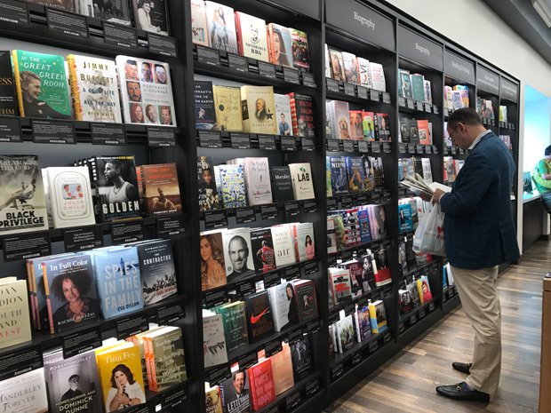 スキャンしやすいように本の表紙が前を向いている点が、他の書店とは異なっている。店員は、セール品を気軽に教えてくれる(撮影/ジャーナリスト・津山恵子)