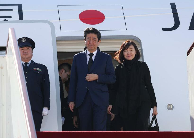 安倍氏の首相在任時には、夫婦で外遊することも多かった