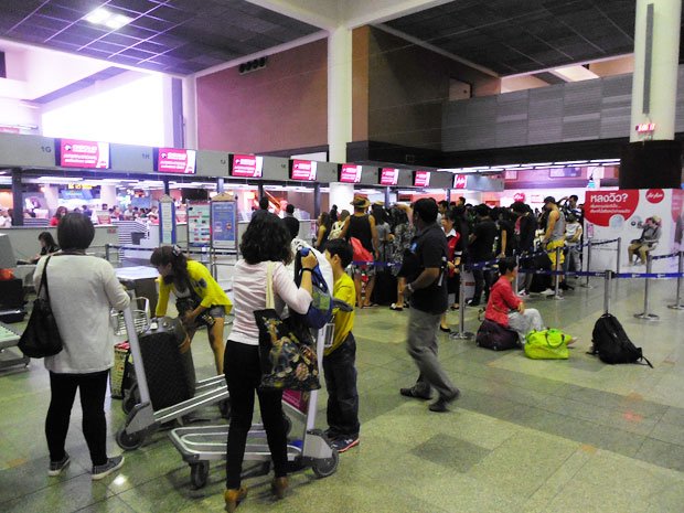 溢れんばかりの中国人観光客がチェックインカウンターに並んでいる