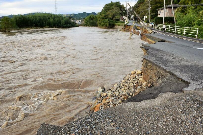 相馬市を流れる宇多川の増水で道路がえぐられた（13日撮影）　（ｃ）朝日新聞社