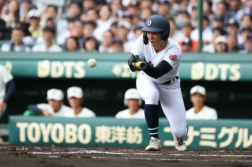 【決勝】二回表、送りバントを決める沖縄尚学・新垣瑞（撮影／写真映像部・馬場岳人）