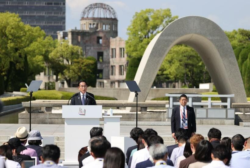 平和記念公園で記者会見する岸田文雄首相