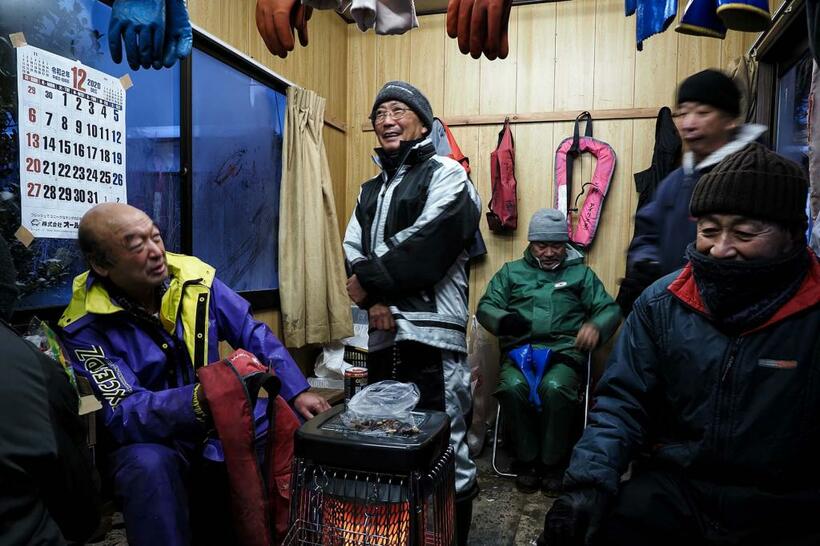 「番屋」で休息をとる漁師たち（撮影：高橋智史）