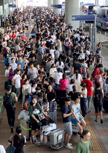 関西空港で一夜を明かした後、大勢の人たちが臨時バス乗り場に並んだ＝９月５日　（ｃ）朝日新聞社