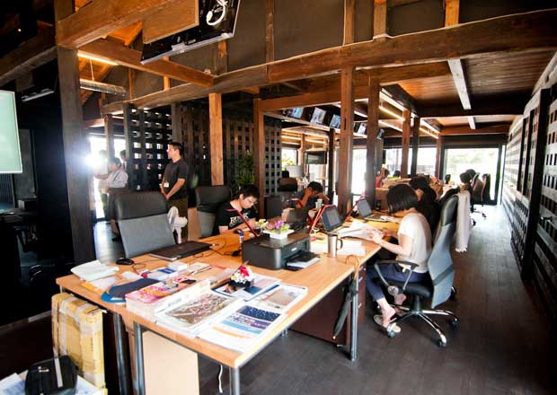 古民家を改修した全面ガラス張りの「えんがわオフィス」。本社は東京・恵比寿。町外からの視察が絶えず、夕方には町民が宴会を始める……