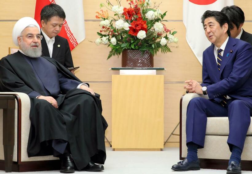 イランのロハニ大統領（左）と首脳会談する安倍晋三首相。安倍首相はイランとのパイプ役をアピールしていた＝2019年12月、首相官邸　(c)朝日新聞社