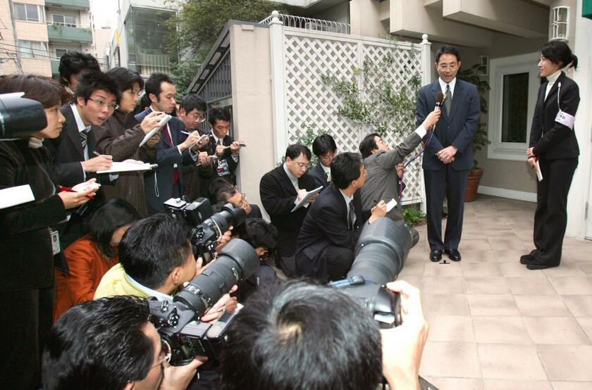 2004年11月１４日　「婚約へ」のスクープが報じられた日、自宅マンションに報道陣が殺到した。自宅前で紀宮さまとの婚約について会見する黒田慶樹さん