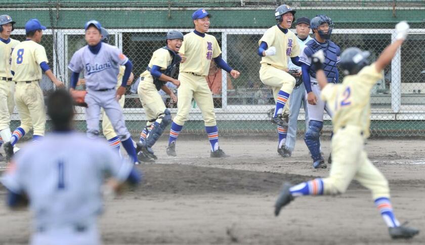 8点差からの逆転サヨナラゲームは、それまでの地方大会の決勝では最多点差だった（c）朝日新聞社
