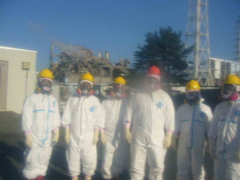 IAEA調査団と福島第一原子力発電所にて（2011年）。左端が筆者