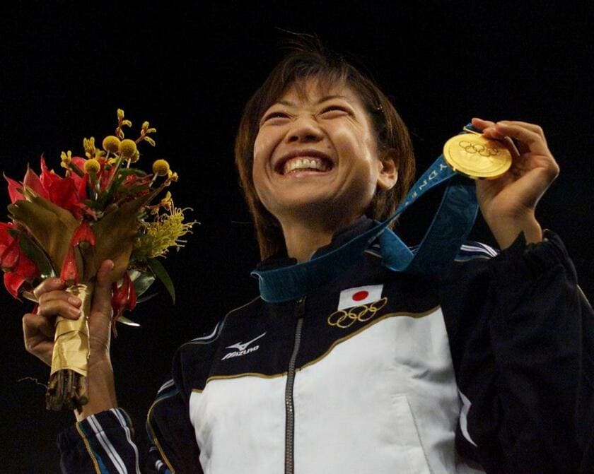 シドニー五輪の表彰式で金メダルを手にする高橋尚子