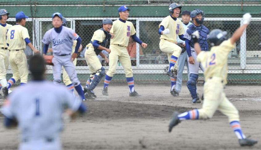 8点差からの逆転サヨナラゲームは、それまでの地方大会の決勝では最多点差だった(c)朝日新聞社