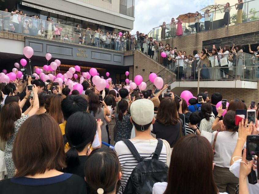 梨花さんが登場すると、代官山店の一帯は熱気に包まれた(メゾンドリーファー提供)