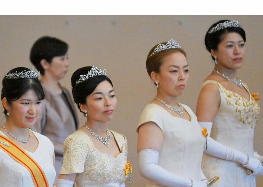 元日の新年祝賀の儀に正装で臨む愛子さまら皇族方。承子さまは「フェニックス(不死鳥)」、瑶子さまは、「星」をモチーフにしたティアラを製作された=2024年、元日、皇居・宮殿