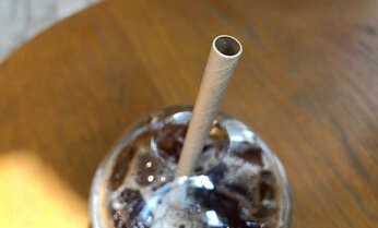 紙ストロー化の波、本当にエコなのか? “プラストローよりもCO2排出”の調査結果も
