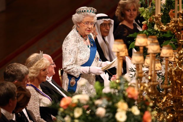 ４月８日、アイルランドの国家元首として初めて英国を公式訪問したビギンズ大統領を歓迎する晩餐会がウィンザー城で開かれた。エリザベス女王は、かつて激しく敵対した両国のさらなる関係改善を力を込めて訴えた（写真：ｇｅｔｔｙｉｍａｇｅｓ）