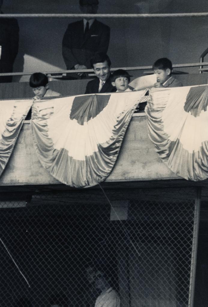 １９６９年オールスター試合を観戦する浩宮さま（中央）、隣は野球解説者の佐々木信也さん