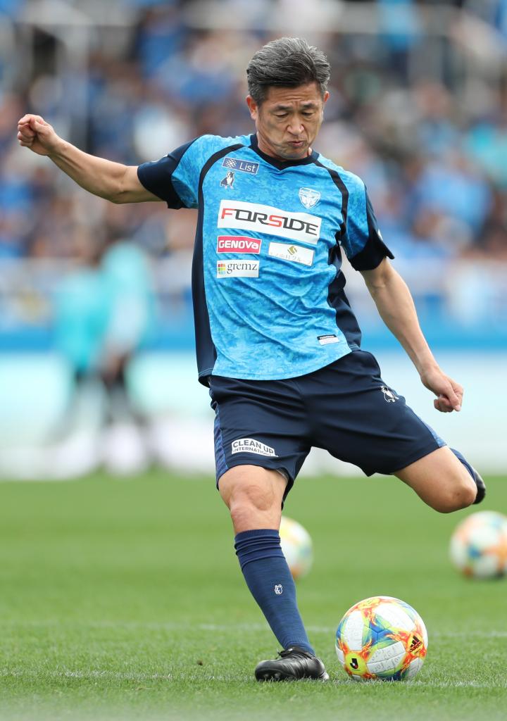 愛媛戦の前にシュート練習をする横浜ＦＣ・三浦知良（Ｃ）朝日新聞社