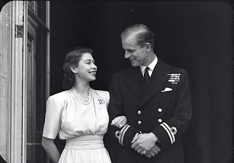 婚約中のエリザベス女王とフィリップ殿下。おしどり夫婦として有名だった／１９４７年、バッキンガム宮殿　（ｃ）Ｅｌｉｚａｂｅｔｈ　Ｐｒｏｄｕｃｔｉｏｎｓ　Ｌｉｍｉｔｅｄ　２０２１
