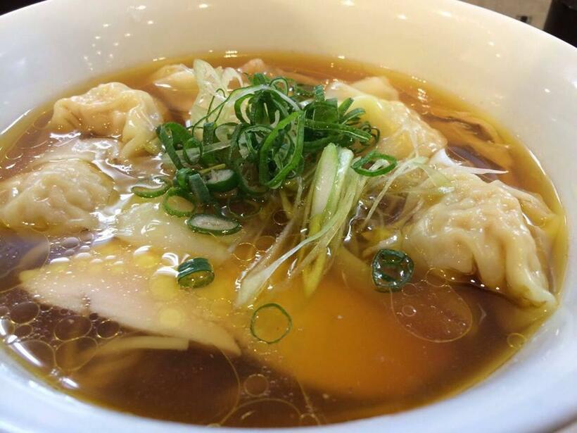 横山さんの修行先だった麺屋維新の「わんたん麺」も格別だ（筆者撮影）