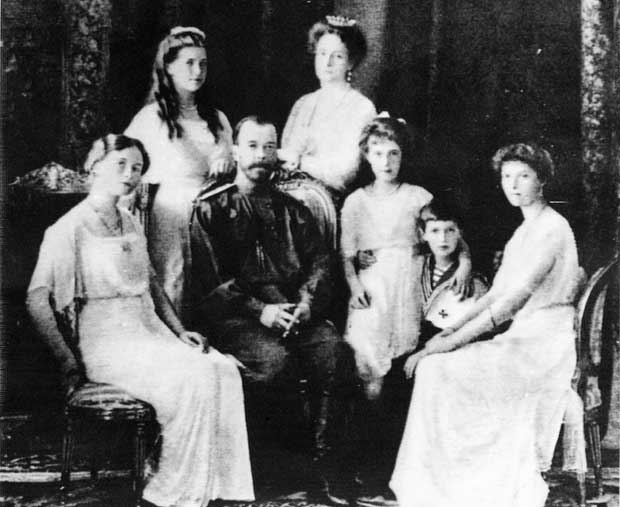 モスクワの歴史博物館が所蔵するニコライ２世（左から３人目）家族の肖像写真。アレクサンドラ皇后（同４人目）のピアノが、ブーニン氏のブリュートナーなのか解明が待たれる　（ｃ）朝日新聞社