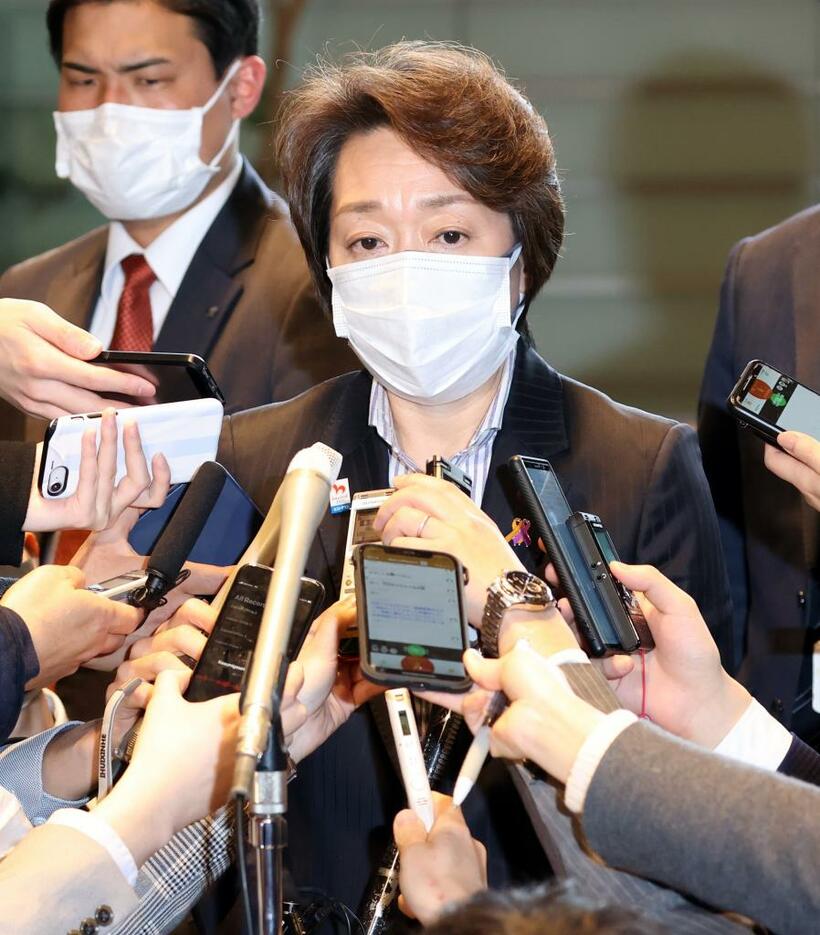 新会長就任にあたって五輪相の辞職願を菅義偉首相に提出した後、報道陣に囲まれる橋本聖子氏　（ｃ）朝日新聞社