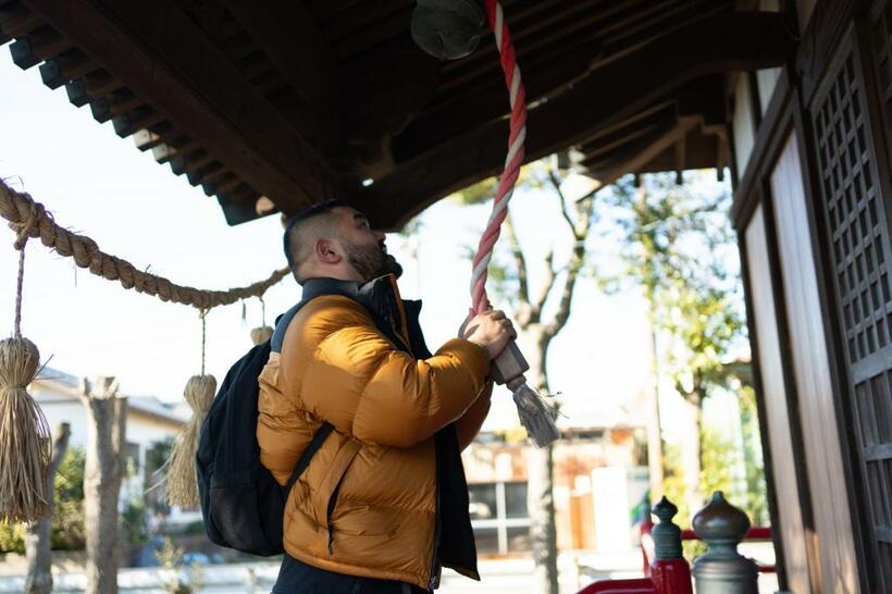 幼少の頃を過ごした袖ケ浦の神社へ。ファッションに憧れた少年時代の夢が実を結んだ今、「これからは自分が才能ある若い人たちを応援したい」と小泉は考えている（写真＝小山幸佑）