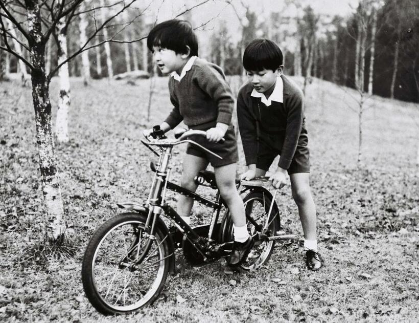 1969年、浩宮さま（天皇陛下）に手を貸してもらい、自転車に乗る練習をする礼宮さま（秋篠宮さま）