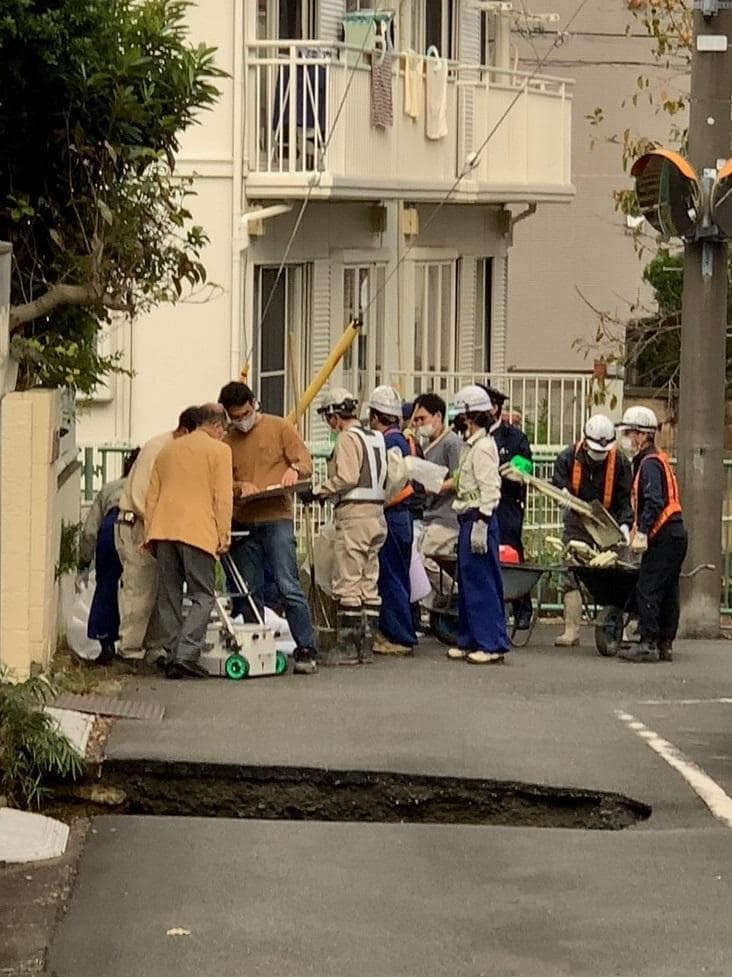 陥没により東京都調布市の住宅街の道路にぽっかり開いた穴　（ｃ）朝日新聞社