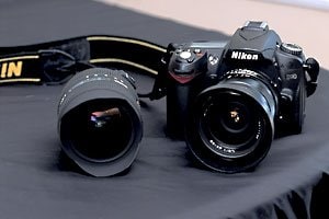 酒井さんがAPS-Cサイズが気に入ってツアーに携行し、撮影しているニコンD90。レンズは最近ハマっているというマニュアルのカール　ツァイス、ディスタゴン28ミリF2ZFと超広角ズーム、シグマ8～16ミリF4.5～5.6（左）。広い画角が好きだという
