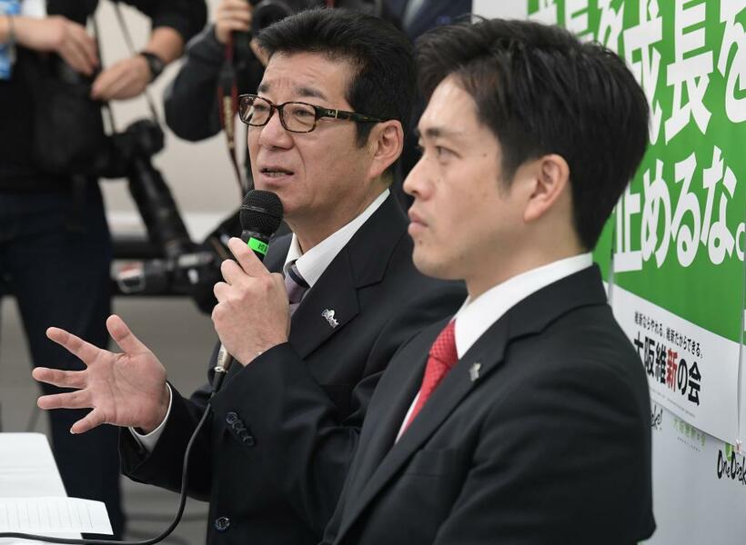辞職届を提出後、“クロス選”出馬を正式表明した松井一郎知事（左）と吉村洋文市長　（ｃ）朝日新聞社