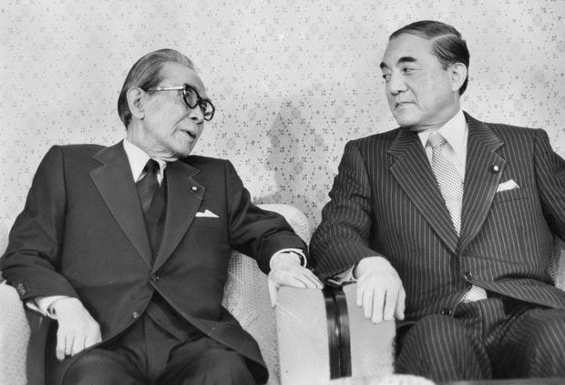 次に首相となった三木武夫と幹事長の中曽根康弘　（ｃ）朝日新聞社