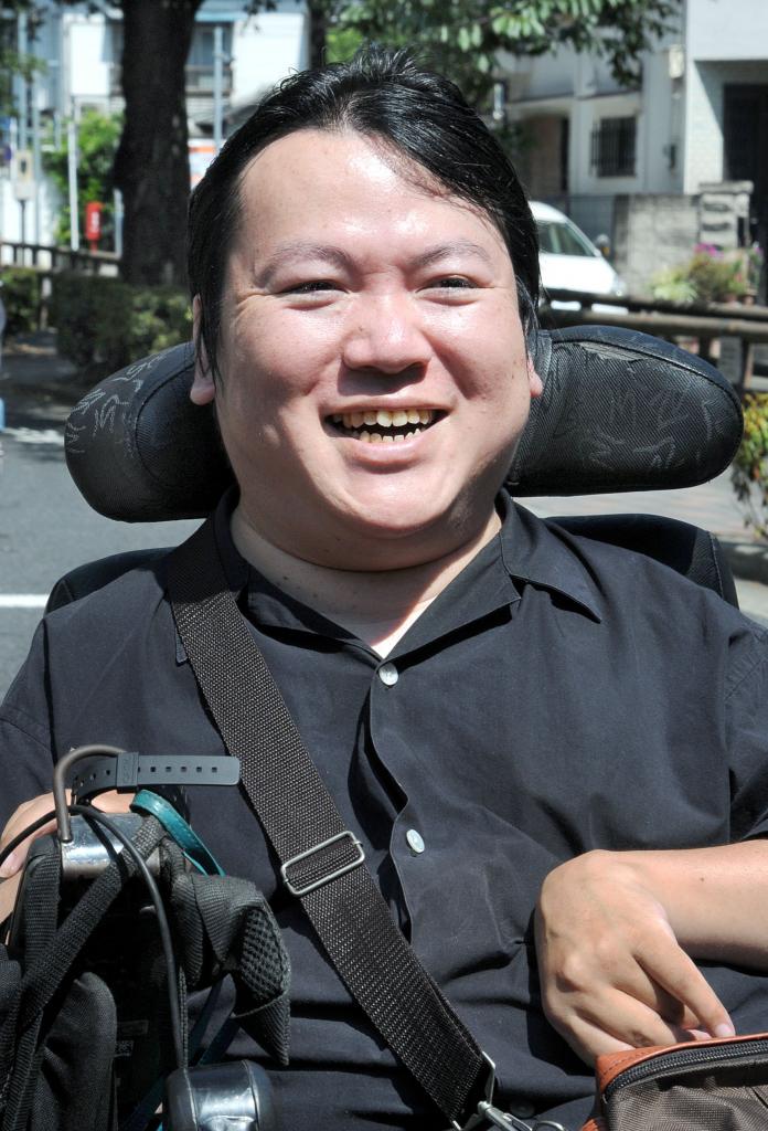 当事者研究を行っている熊谷晋一郎さん。脳性まひがあり、電動車いすを使っている　（ｃ）朝日新聞社