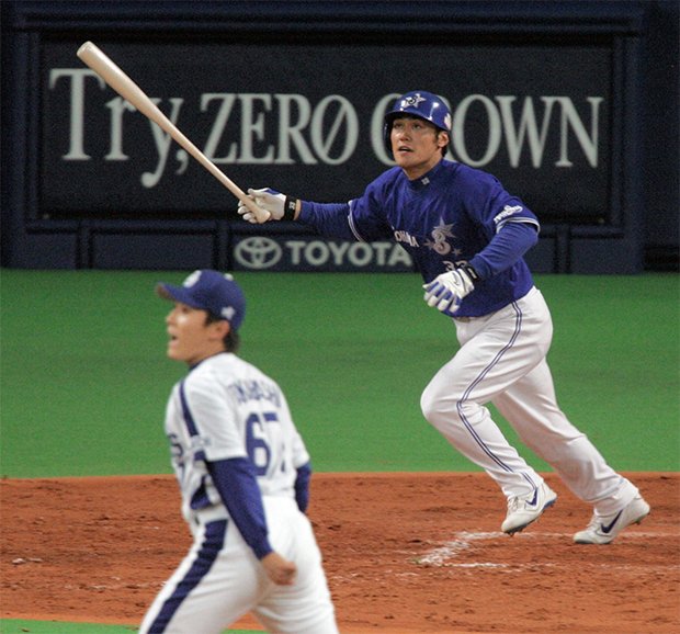右中間に3点本塁打を放つ古木克明（横浜時代）＝2005年撮影　（ｃ）朝日新聞社