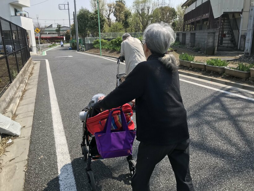 高齢化が進み、家族が介護の担い手となるケースは増える中、親の世話を機に精神的に追い詰められていく人が少なくない（写真＝記事中の女性提供）