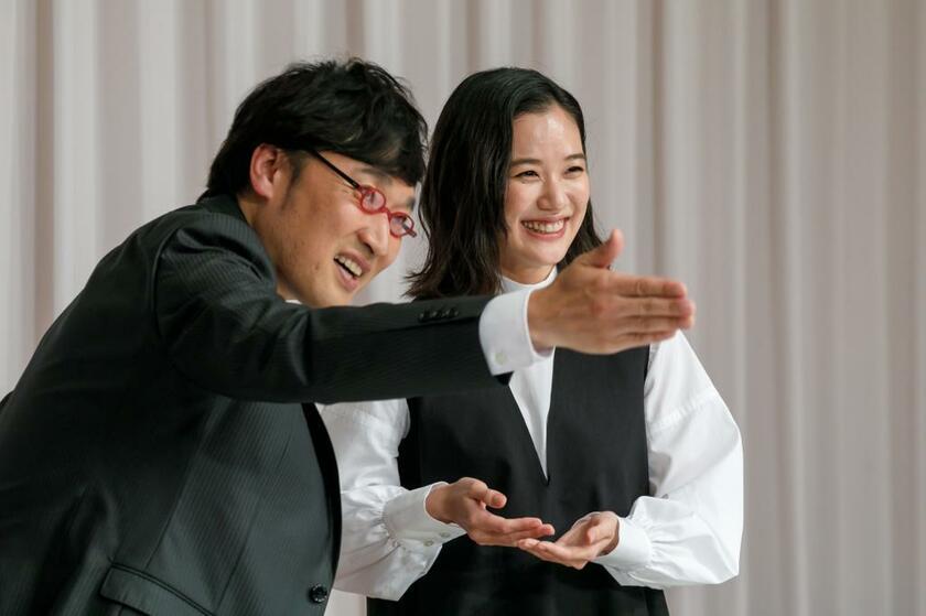 結婚を発表したお笑いコンビ・南海キャンディーズの山里亮太さん（左）と女優の蒼井優さん（撮影／今村拓馬）