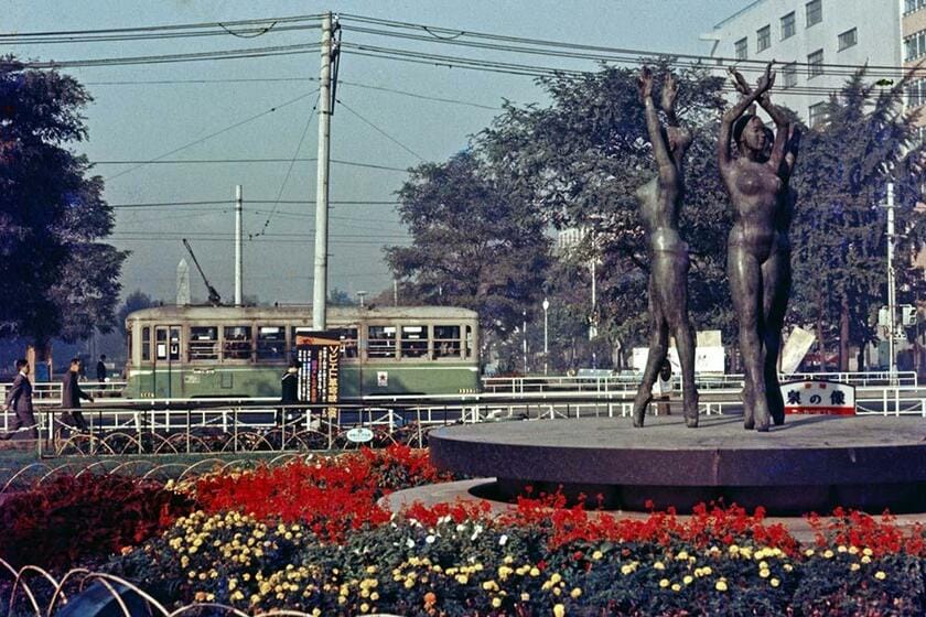 札幌大通公園のブロンズ像と市電の競演。朝の通勤時、国鉄札幌駅に向かう市電は満員だった。三越前～グランドホテル前（撮影／諸河久：1967年10月3日）