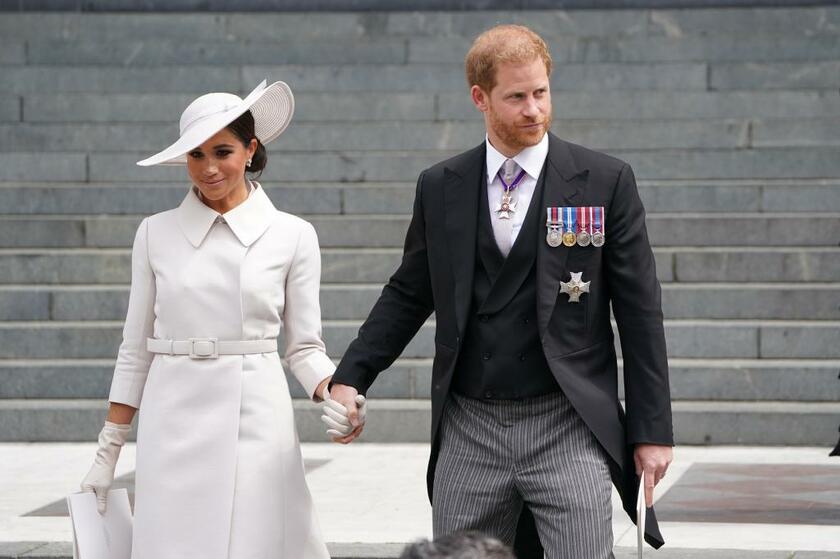 イベント会場を出るヘンリー王子夫妻。２人は手をしっかり握りしめていた／６月３日（gettyimages）