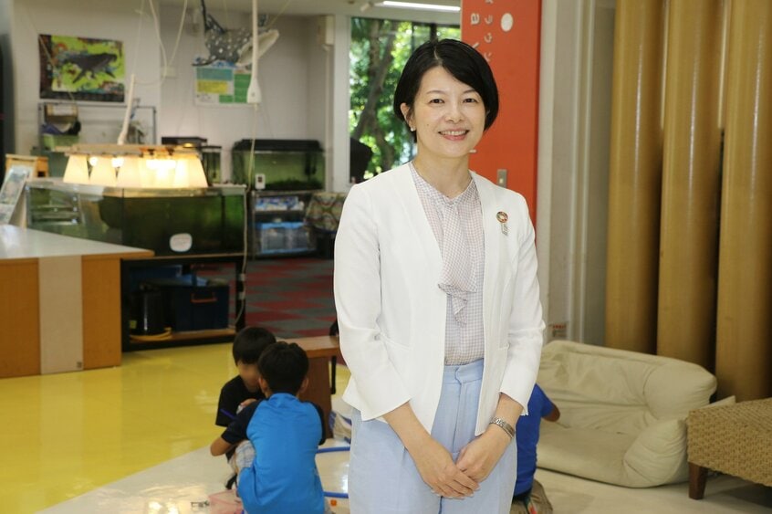 「親の所得に関わらず、子どもの支援をしっかりと行っていく」と語る森澤恭子区長=昨年8月、米倉昭仁撮影