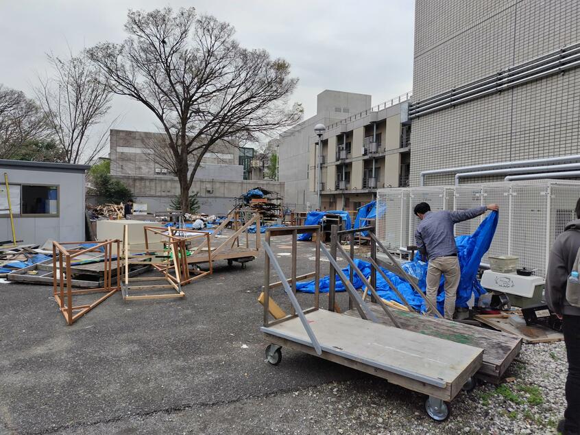 「ここには大学側も口を出してこない」(白川さん)という、キャンパス内の“治外法権エリア”。だめライフ愛好会には部室がないため、調理器具や工具などの持ち物はブルーシートをかぶせてここに置いている。鍋パーティーに使うIHヒーター2台のうち、1台は盗まれ、1台はコードを紛失したようで、白川さんは困り果てていた