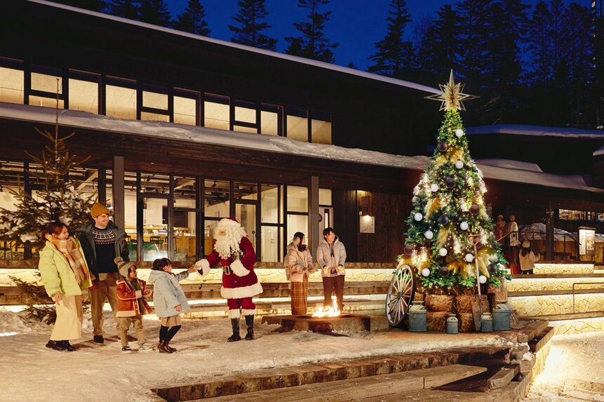 12月に開催される「ファームクリスマス」。牛の色合いをモチーフにした白と黒のオーナメントや、牛乳瓶のライトで飾り付けたクリスマスツリーがお目見え