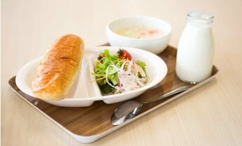突然の「給食停止」はなぜ起こったのか 業者側の「値上げしてもらえなかった」に学校側は“反論”