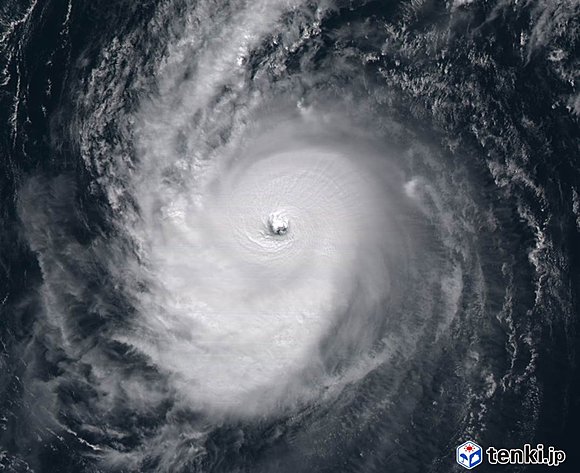 衛星画像でとらえた台風18号