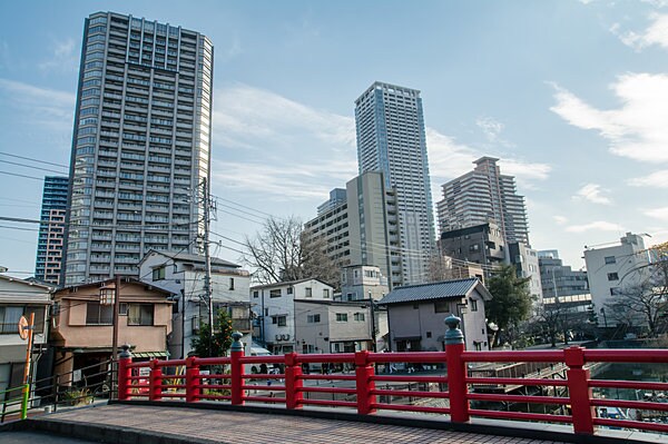 昔ながらの佇まいと、高層ビルが混在する月島の風景