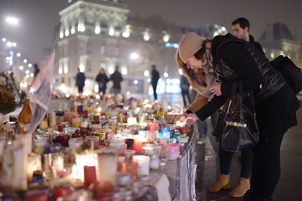 パリ同時多発テロでは、花の都が血の海に……　（ｃ）朝日新聞社