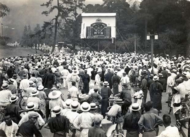 第13回(1927年)、京都・円山公園に設けられたプレヨグラフは初日から大盛況だった (c)朝日新聞社