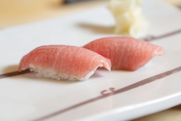 マグロが日本の食卓でなじみとなったのはここ２０年。江戸前の寿司といっても、昔はトロではなく赤身を醤油に漬けた“ヅケ”が主流だった（撮影／写真部・松永卓也）