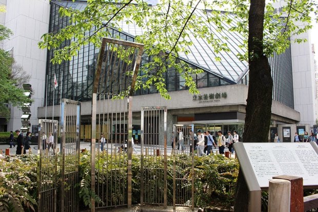 東京芸術劇場のそばにあるショヒド・ミナールの碑。傍らには建立の経緯を解説するプレートも