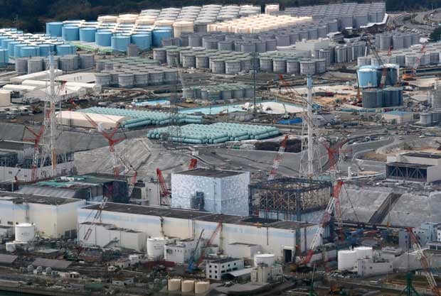 東京電力福島第一原子力発電所の様子。汚染水を入れる貯蔵タンクがところせましと並んでいる　（ｃ）朝日新聞社