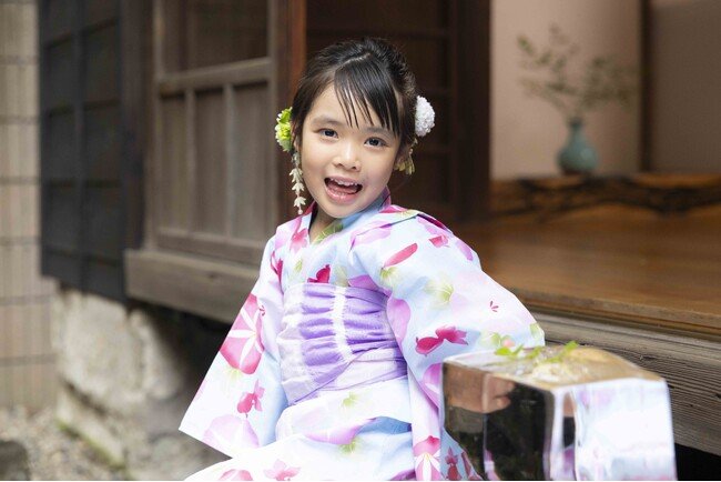 写真・図版(1枚目)| 倉田瑛茉が「週刊TVガイド2025年8月29日号」に登場。自身で選んだ水色の浴衣を着て笑顔を魅せるスクエア版瑛茉ちゃんの夏休みカードの絵柄も解禁!