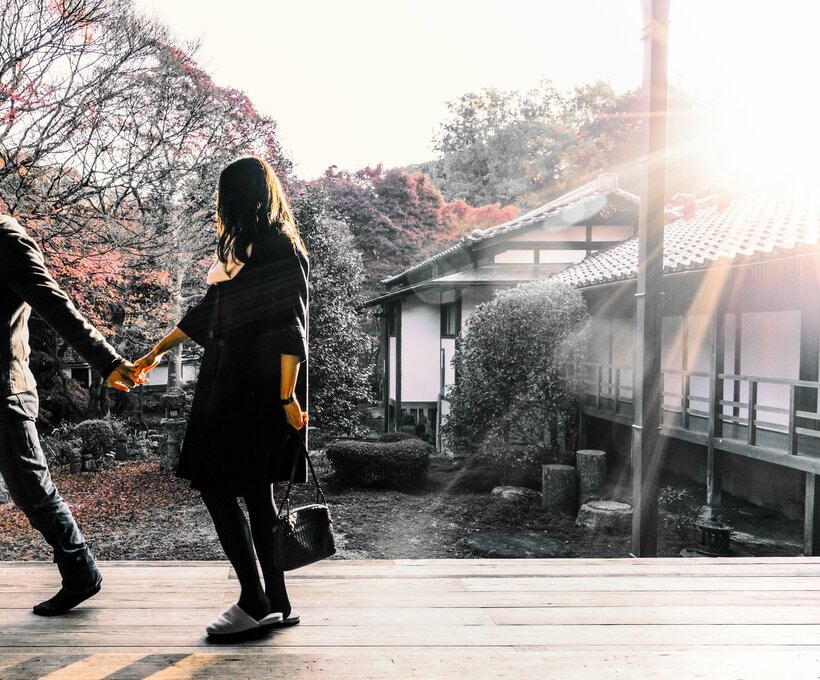 「結婚したい」派は多数派なのに、実際に結婚する人は減少傾向にある。結婚相手に求める「普通」を下回る平均年収と雇用形態が定着している（写真：gettyimages）